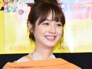 髪を切ったと報告した佐々木希