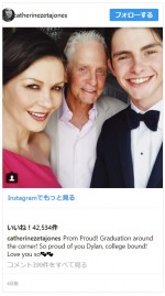 息子ディランの大学進学を報告するキャサリン ※「キャサリン・ゼタ=ジョーンズ」インスタグラム