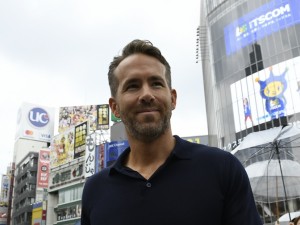 渋谷スクランブル交差点にライアン登場！「ライアン・レイノルズと行く！ ドキドキTOKYOバスツアー」にて