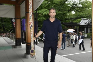 増上寺にライアン降臨！「ライアン・レイノルズと行く！ ドキドキTOKYOバスツアー」にて