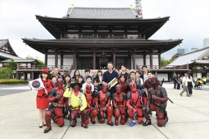 増上寺にライアン降臨！「ライアン・レイノルズと行く！ ドキドキTOKYOバスツアー」にて