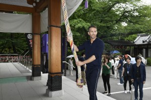 増上寺にライアン降臨！「ライアン・レイノルズと行く！ ドキドキTOKYOバスツアー」にて