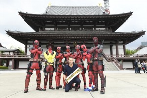 増上寺にライアン降臨！「ライアン・レイノルズと行く！ ドキドキTOKYOバスツアー」にて