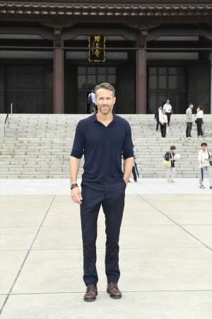 増上寺にライアン降臨！「ライアン・レイノルズと行く！ ドキドキTOKYOバスツアー」にて