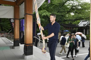 増上寺にライアン降臨！「ライアン・レイノルズと行く！ ドキドキTOKYOバスツアー」にて