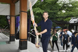 増上寺にライアン降臨！「ライアン・レイノルズと行く！ ドキドキTOKYOバスツアー」にて