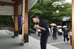 増上寺にライアン降臨！「ライアン・レイノルズと行く！ ドキドキTOKYOバスツアー」にて