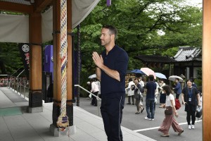 増上寺にライアン降臨！「ライアン・レイノルズと行く！ ドキドキTOKYOバスツアー」にて