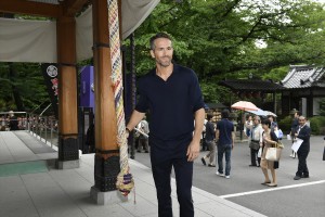 増上寺にライアン降臨！「ライアン・レイノルズと行く！ ドキドキTOKYOバスツアー」にて