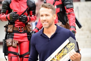 増上寺にライアン降臨！「ライアン・レイノルズと行く！ ドキドキTOKYOバスツアー」にて