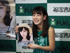 1st写真集『rikka』発売記念イベントに登場した伊原六花