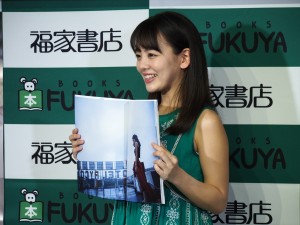 1st写真集『rikka』発売記念イベントに登場した伊原六花