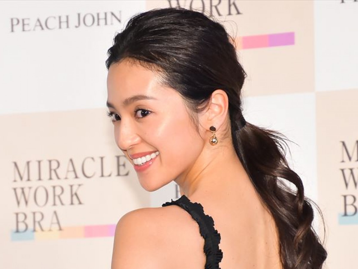 美ボディ全開! 中村アン、際どすぎるスクワットポーズ公開