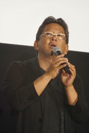 『キスできる餃子』完成披露舞台挨拶イベントに登壇した秦建日子監督