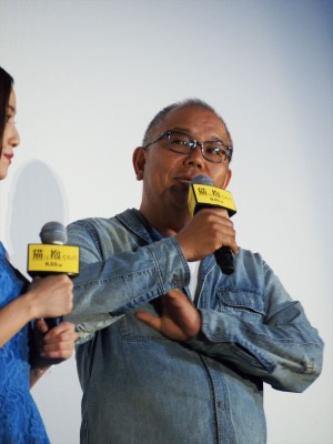 映画『猫は抱くもの』完成披露試写会舞台挨拶に登壇した犬童一心監督