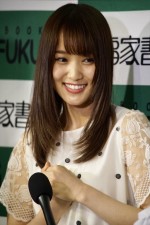 1st写真集『フィアンセ』出版記念お渡し会に出席した欅坂46の菅井友香