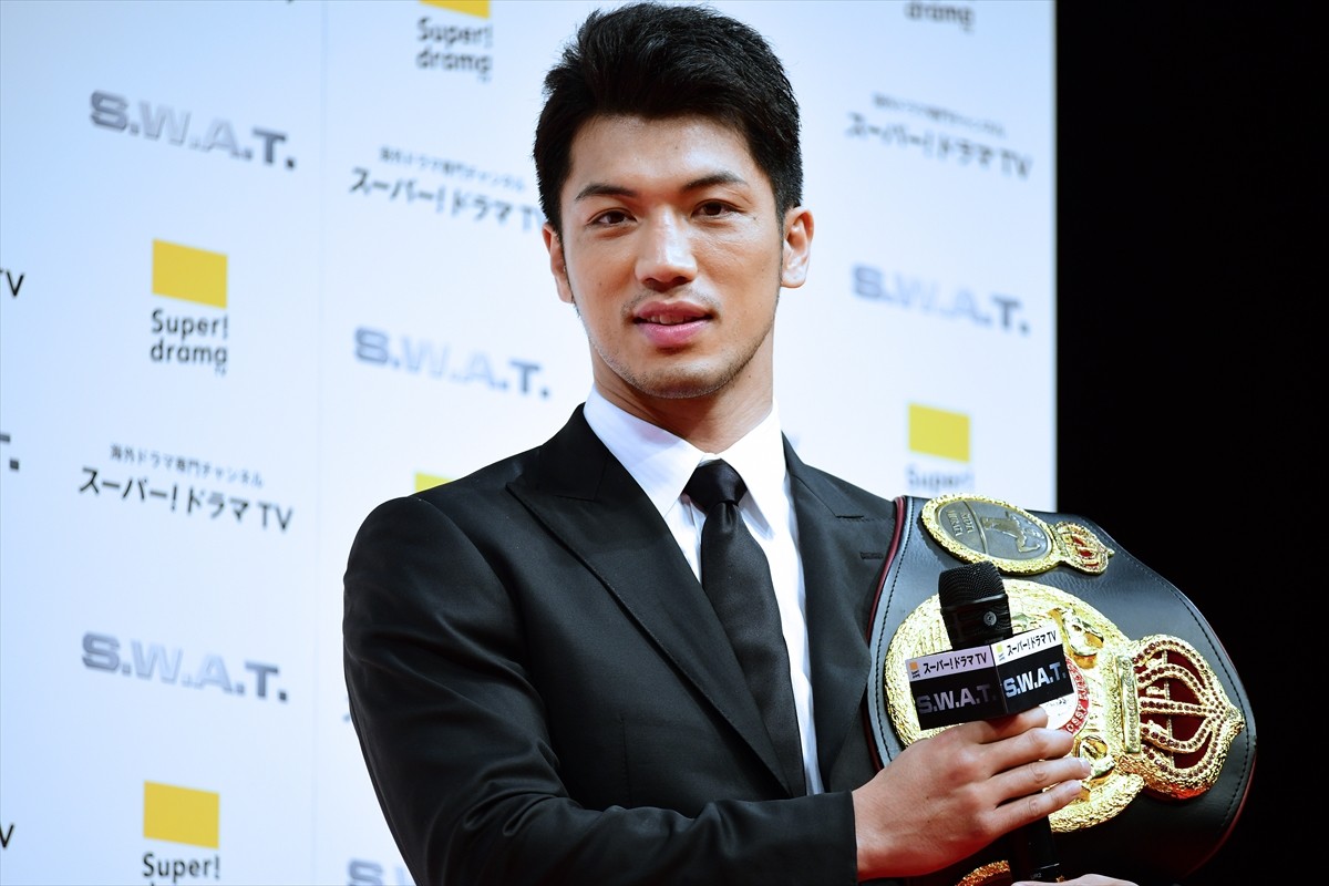シェマー・ムーア来日！ 肉体改造で鍛え上げたセクシーな胸板を披露