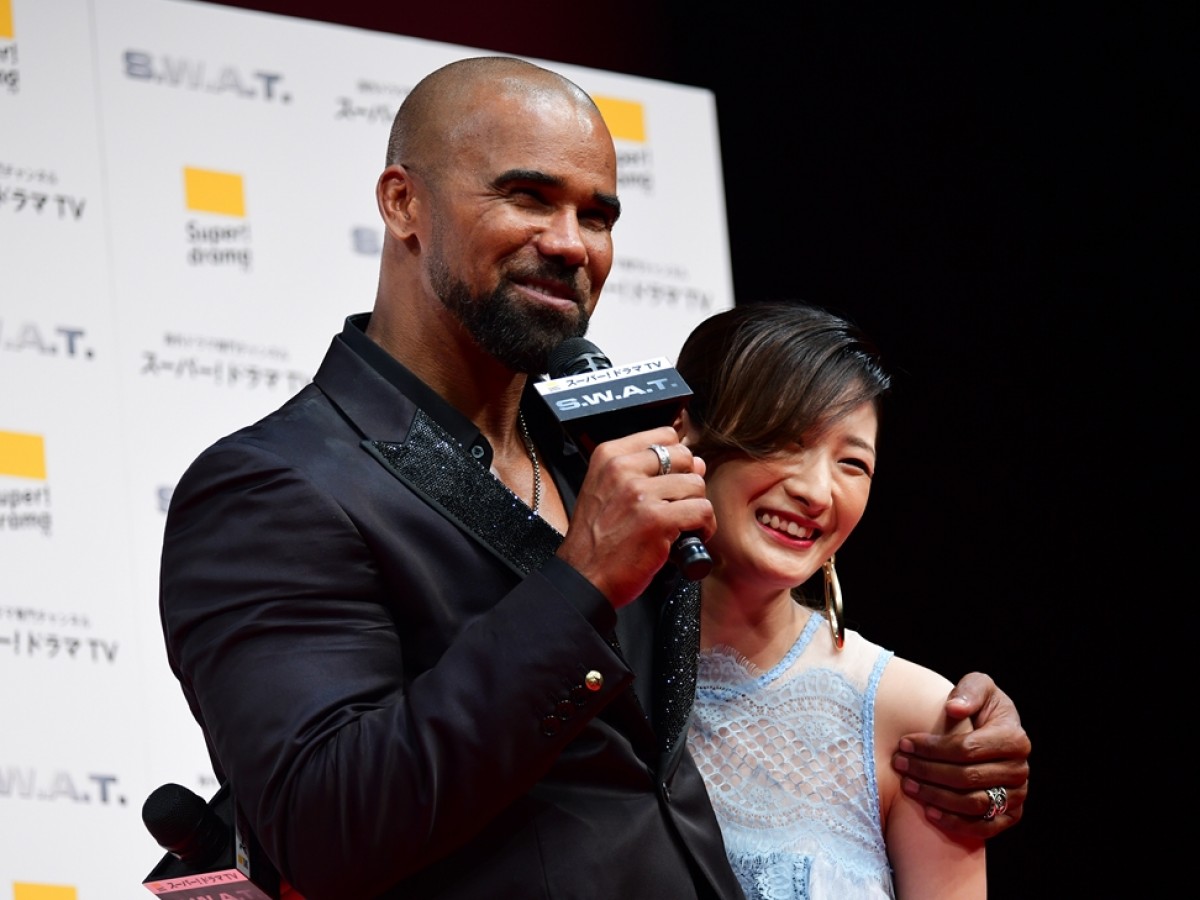 シェマー・ムーア来日！ 肉体改造で鍛え上げたセクシーな胸板を披露