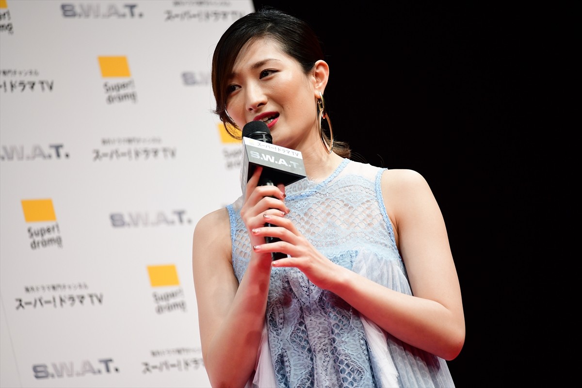 シェマー・ムーア来日！ 肉体改造で鍛え上げたセクシーな胸板を披露