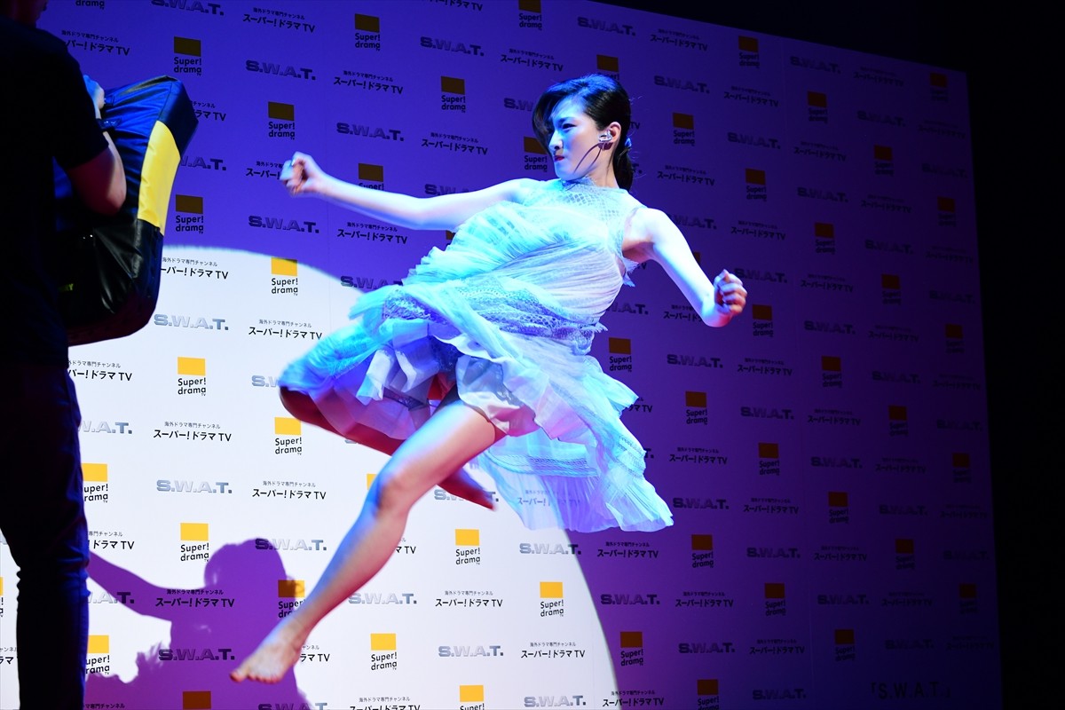 シェマー・ムーア来日！ 肉体改造で鍛え上げたセクシーな胸板を披露