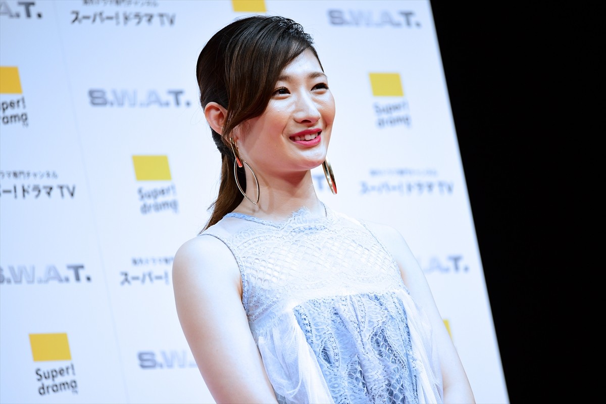 シェマー・ムーア来日！ 肉体改造で鍛え上げたセクシーな胸板を披露