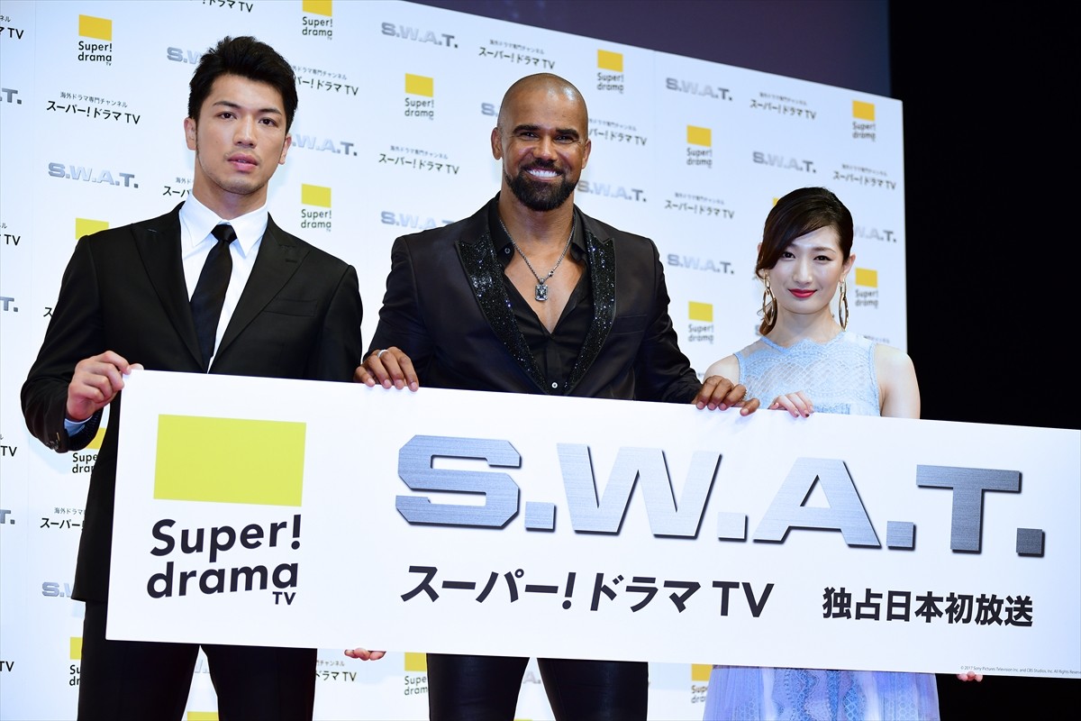 シェマー・ムーア来日！ 肉体改造で鍛え上げたセクシーな胸板を披露