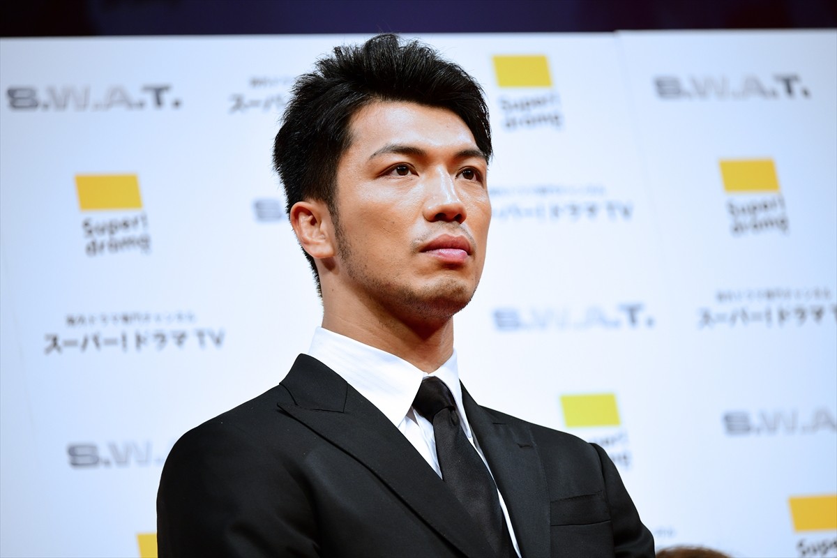 シェマー・ムーア来日！ 肉体改造で鍛え上げたセクシーな胸板を披露