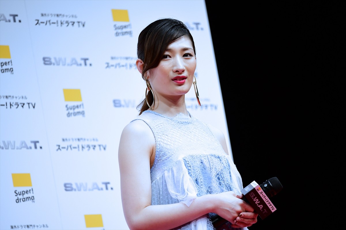 シェマー・ムーア来日！ 肉体改造で鍛え上げたセクシーな胸板を披露