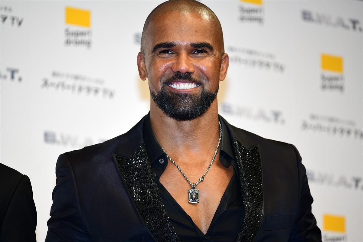 シェマー・ムーア来日！ 肉体改造で鍛え上げたセクシーな胸板を披露