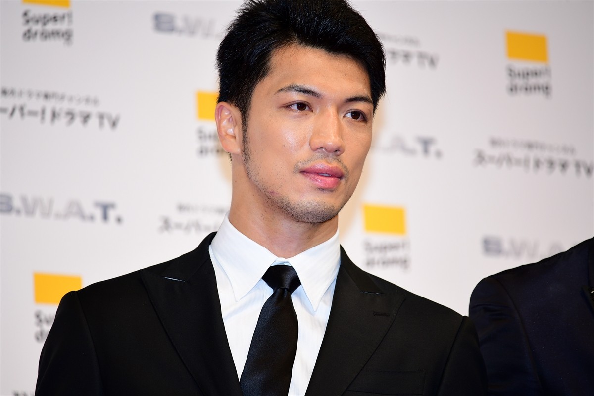 シェマー・ムーア来日！ 肉体改造で鍛え上げたセクシーな胸板を披露