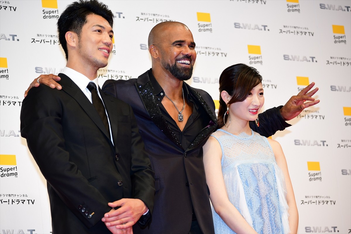 シェマー・ムーア来日！ 肉体改造で鍛え上げたセクシーな胸板を披露