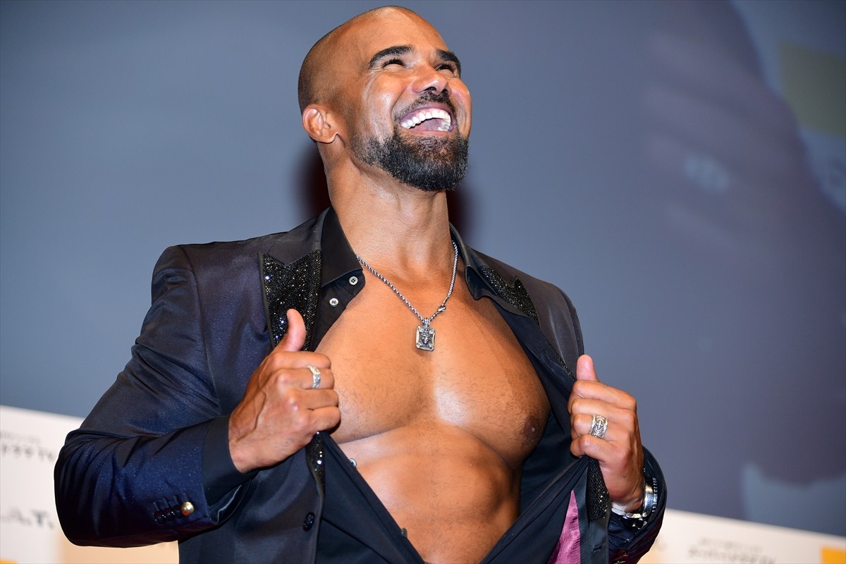 シェマー・ムーア来日！ 肉体改造で鍛え上げたセクシーな胸板を披露