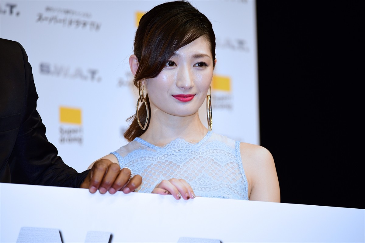 シェマー・ムーア来日！ 肉体改造で鍛え上げたセクシーな胸板を披露