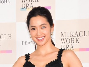 鍛え上げた美ボディを披露した中村アン