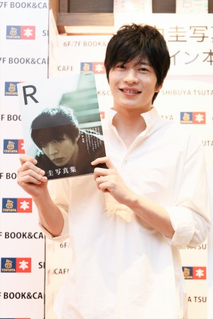 田中圭写真集『R』発売イベントの様子
