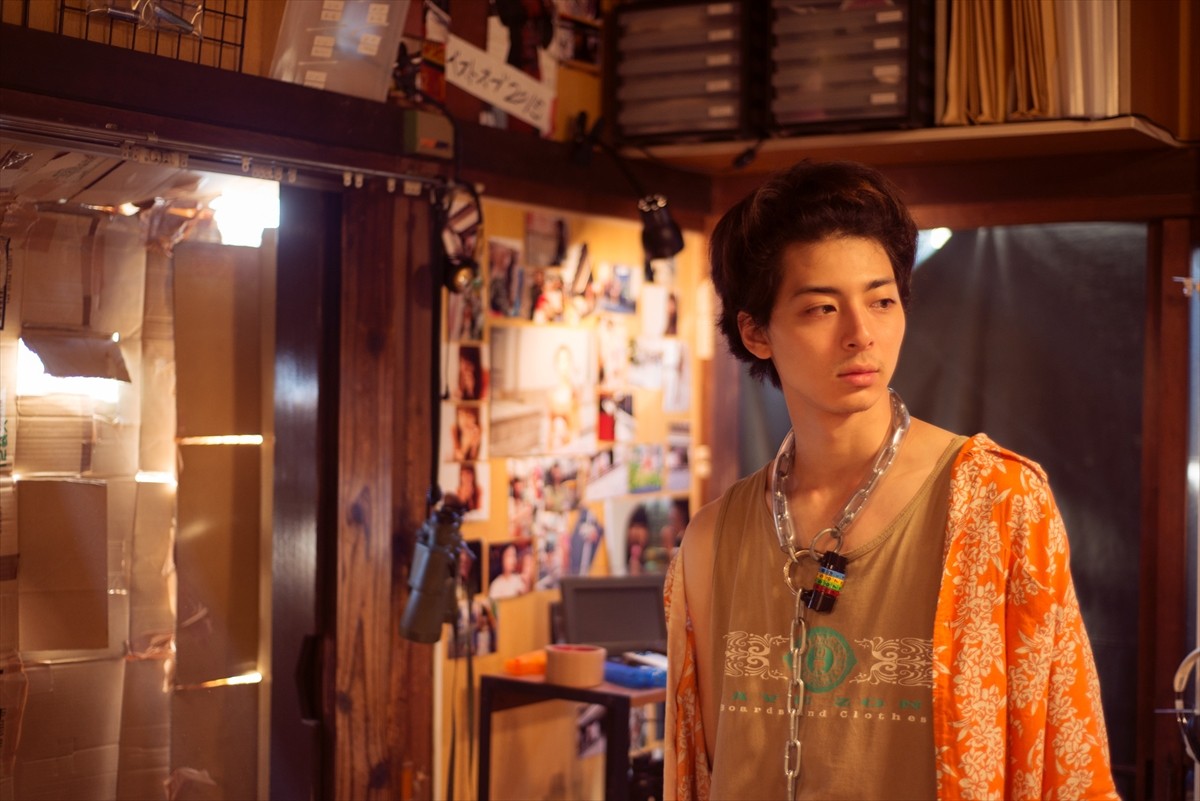 『君が君で君だ』YOU＆向井理の借金取りコンビ初公開　場面写真到着