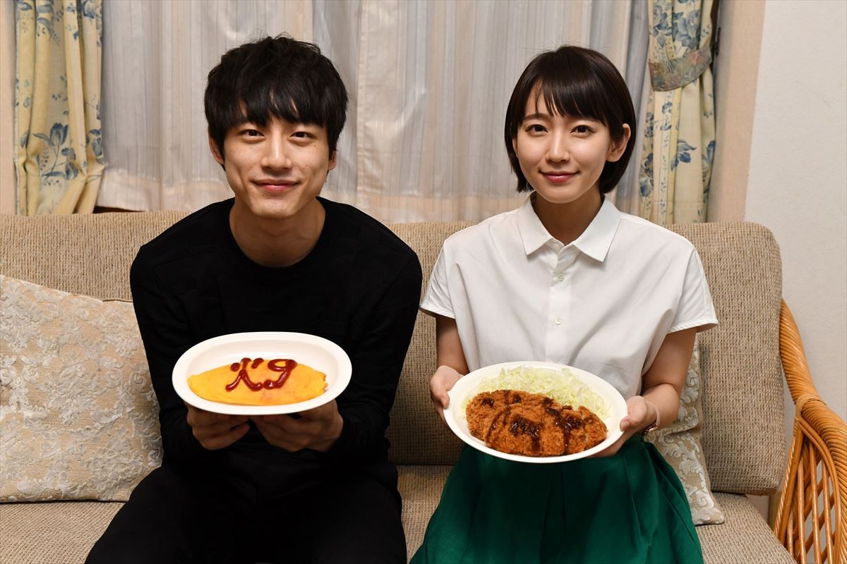 (左から)坂口健太郎、吉岡里帆