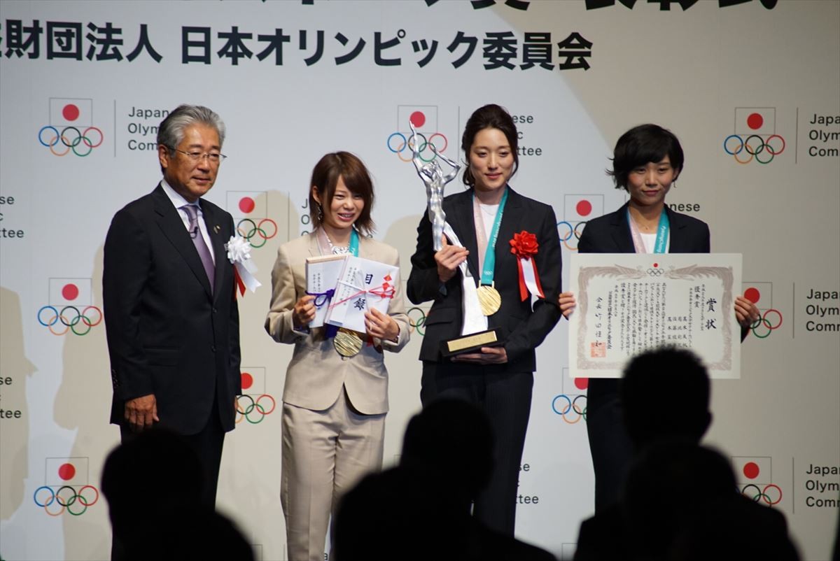 羽生結弦「まだまだ挑戦し続ける」 JOCスポーツ賞授賞式にメダリスト集合
