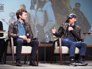 『ハン・ソロ／スター・ウォーズ・ストーリー』来日記者会見に出席したオールデン・エアエンライク（左）とロン・ハワード監督（右）