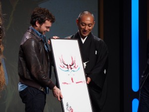 『ハン・ソロ／スター・ウォーズ・ストーリー』来日記者会見に出席したオールデン・エアエンライク（左）と市川海老蔵（右）