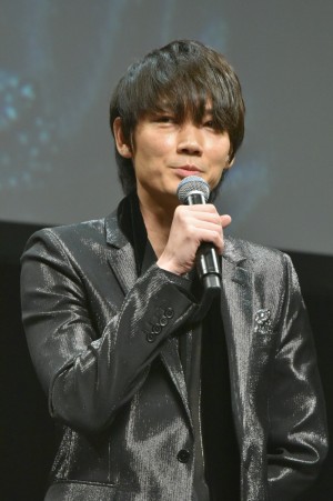 映画『パンク侍、斬られて候』完成披露舞台挨拶イベントに登壇した綾野剛