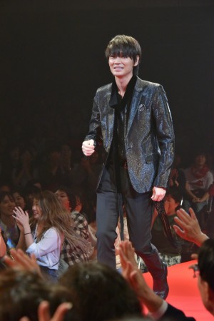 映画『パンク侍、斬られて候』完成披露舞台挨拶イベントに登壇した綾野剛