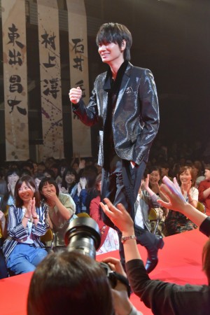 映画『パンク侍、斬られて候』完成披露舞台挨拶イベントに登壇した綾野剛