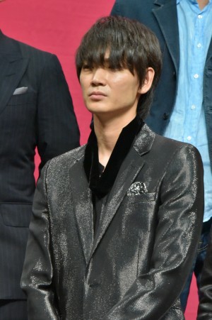 映画『パンク侍、斬られて候』完成披露舞台挨拶イベントに登壇した綾野剛