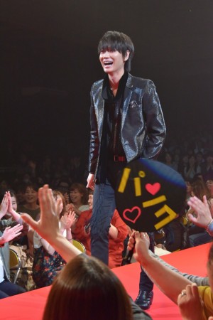 映画『パンク侍、斬られて候』完成披露舞台挨拶イベントに登壇した綾野剛