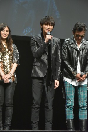 映画『パンク侍、斬られて候』完成披露舞台挨拶イベントに登壇した綾野剛