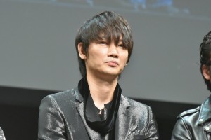 映画『パンク侍、斬られて候』完成披露舞台挨拶イベントに登壇した綾野剛