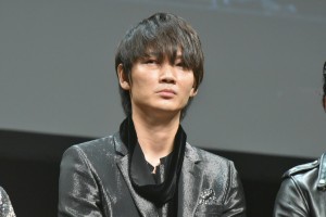 映画『パンク侍、斬られて候』完成披露舞台挨拶イベントに登壇した綾野剛