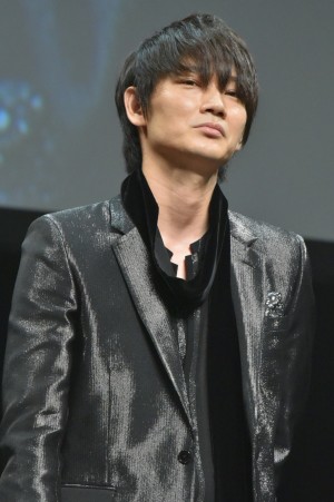 映画『パンク侍、斬られて候』完成披露舞台挨拶イベントに登壇した綾野剛