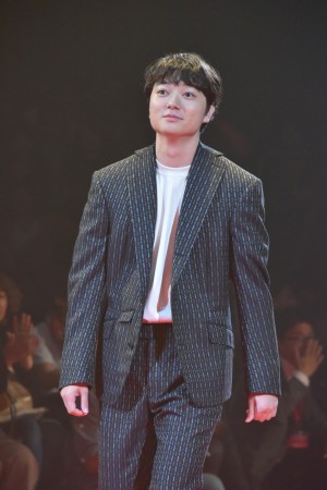 映画『パンク侍、斬られて候』完成披露舞台挨拶イベントに登壇した染谷将太